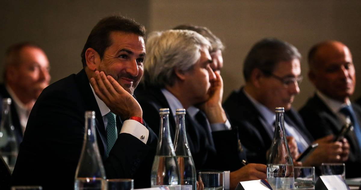 Hugo Soares fala "em momento de viragem", mas diz que Governo está apenas no "início da caminhada"
