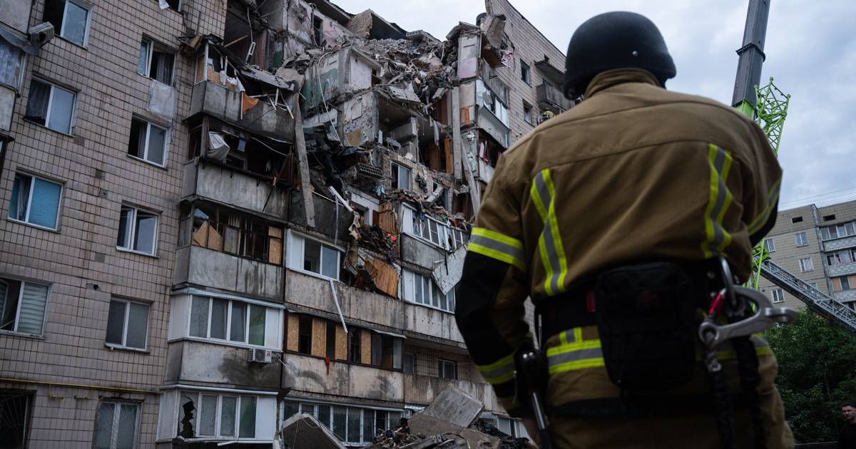 Novo bombardeamento russo faz pelo menos 11 mortos "em edifícios residenciais" na capital ucraniana
