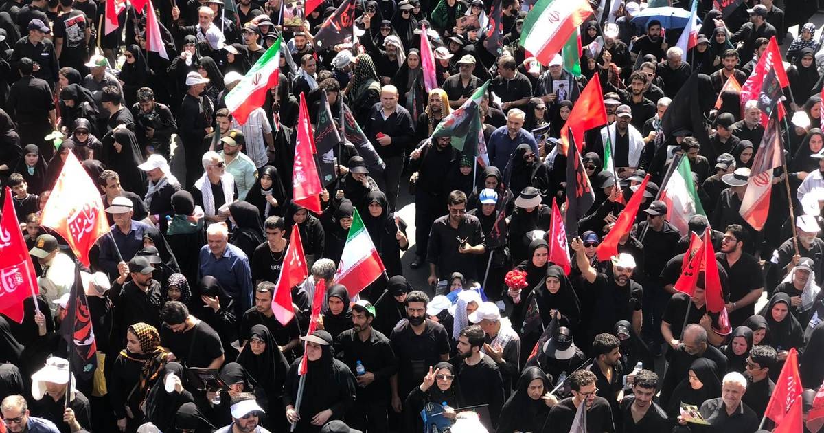 Entre lágrimas e revolta, multidão em Teerão despediu-se de Ali Khamenei