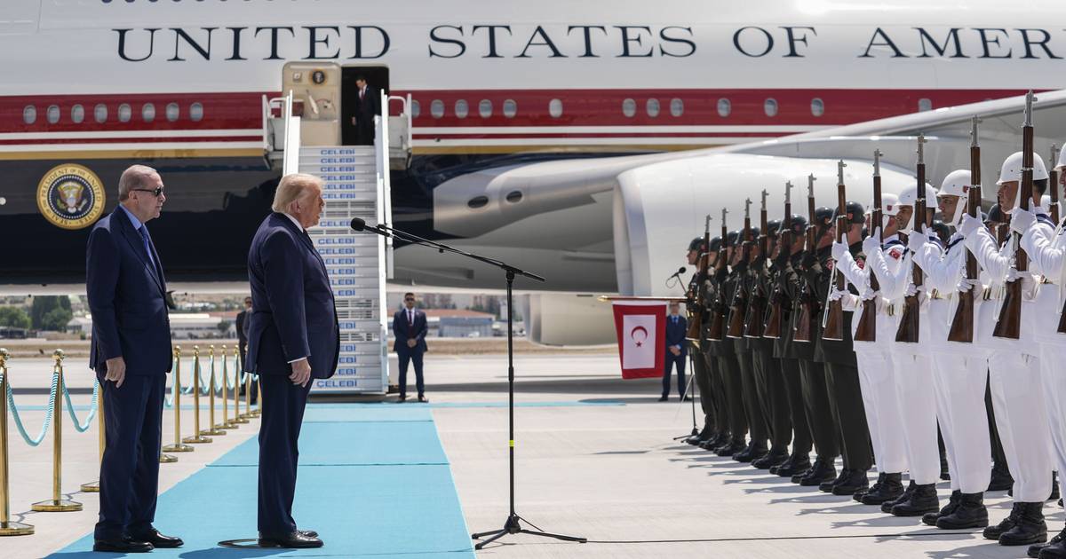 Trump intima "The New York Times" por noticiar riscos de segurança do avião dado pelo Qatar, mesmo após assumir que Irão o quer "matar"
