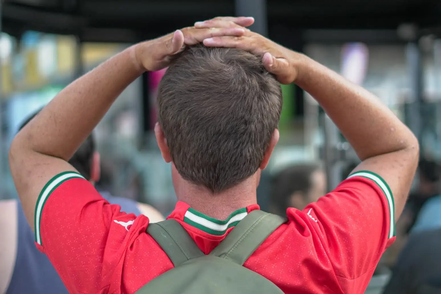 Adepto de Portugal leva as mãos à cabeça depois de uma oportunidade desperdiçada da seleção nacional
