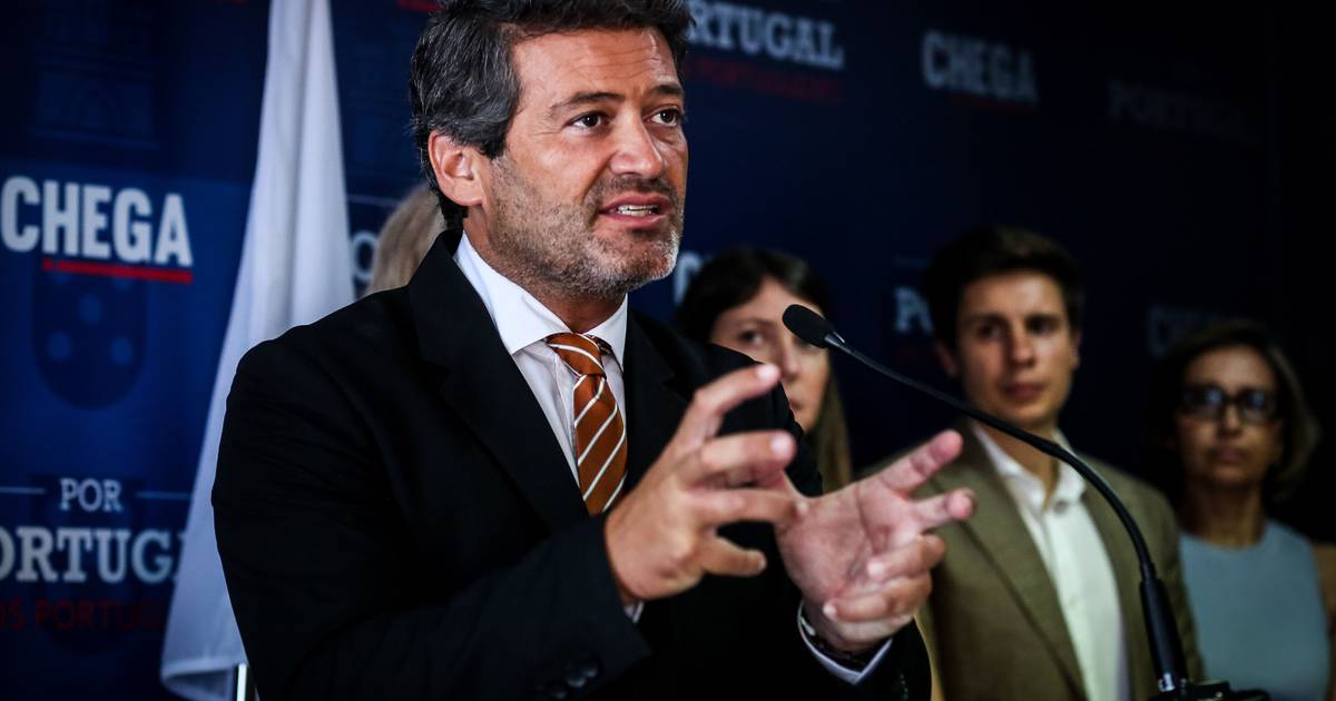 Ventura fala em "interesses" entre empresa que gere correção dos exames e o Governo e insiste em pedir explicações ao ministro