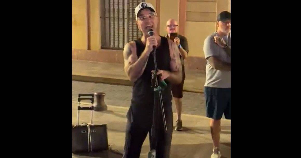 Robbie Williams aparece em esplanada de Sevilha e começa a cantar 'Angels' com um músico de rua