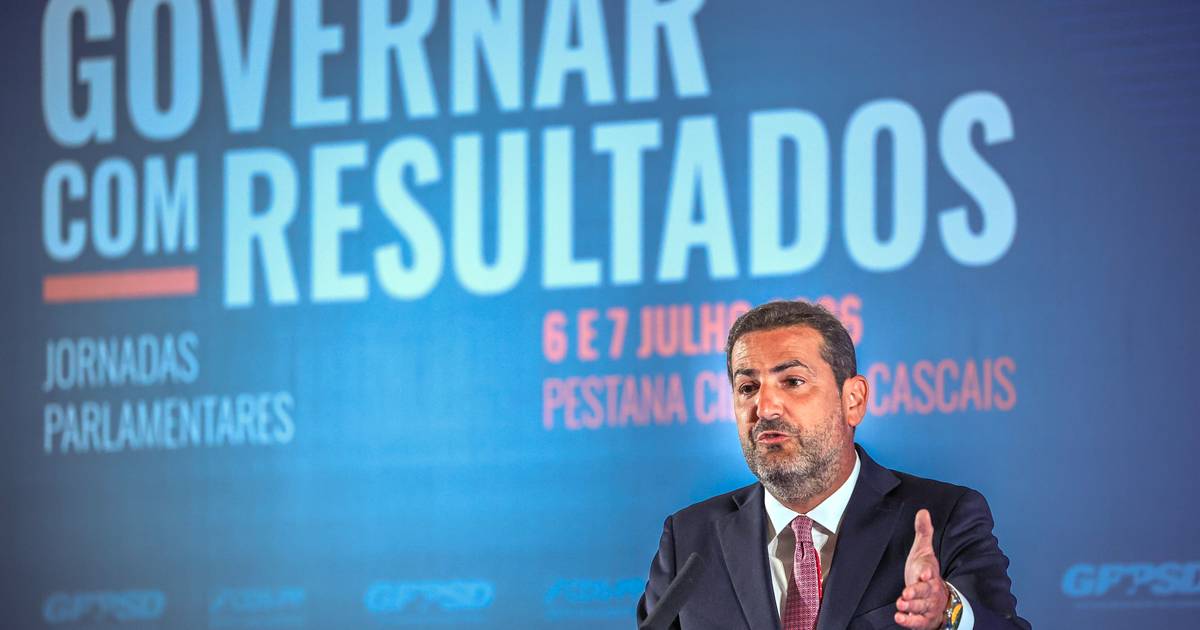 Exames: Hugo Soares diz que ministro esteve sempre "ao leme dos acontecimentos"