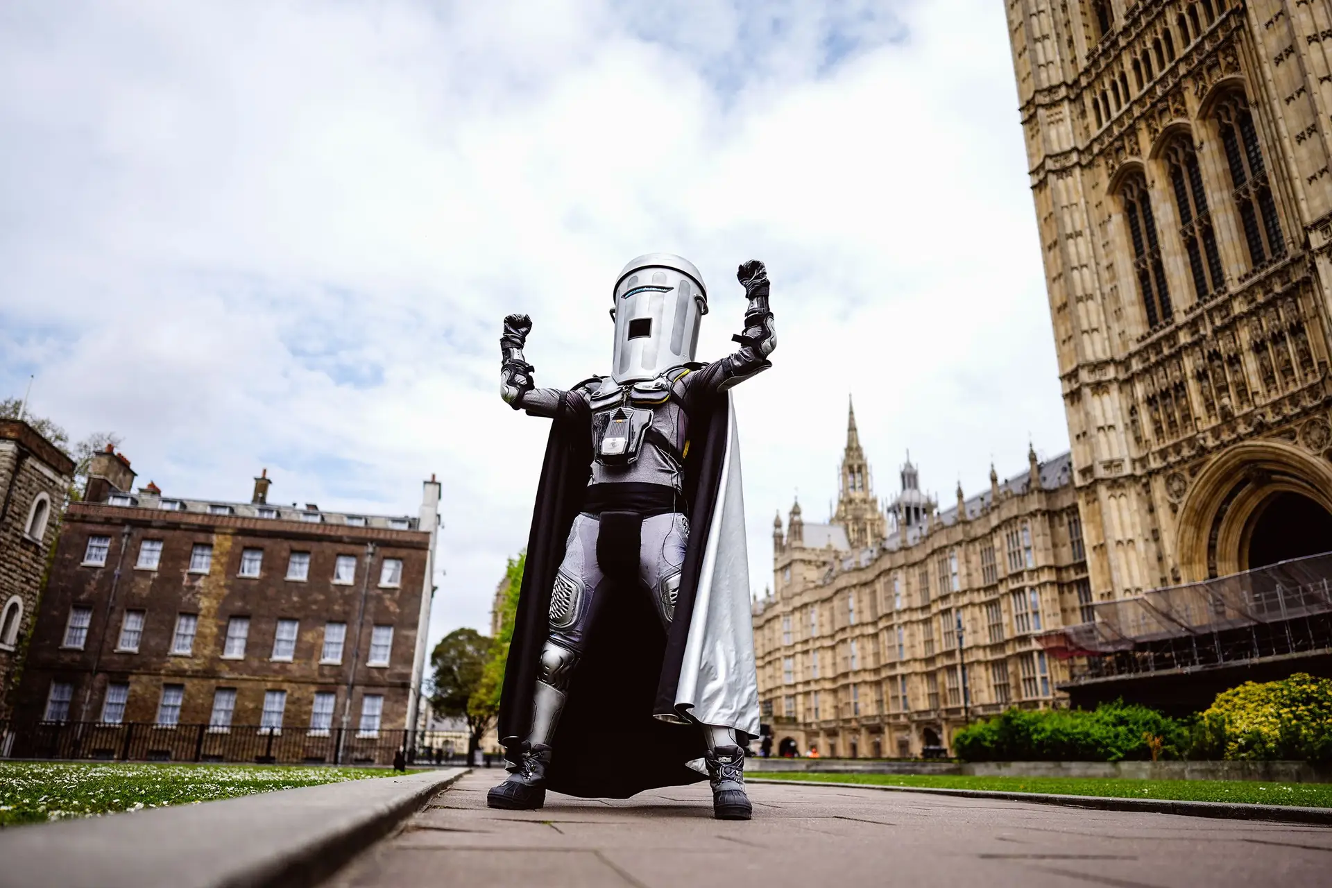 O Conde Cara de Caixote de Lixo diante do Parlamento britânico