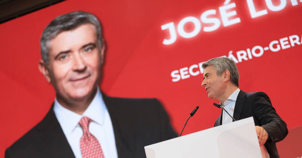 Um ano de liderança: Carneiro diz que está a "reconstruir" o PS para ser um "partido de maioria" e não de "nicho" ou de "protesto"