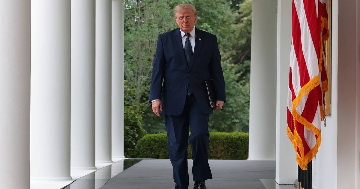 "Os guardiões do Estreito de Ormuz": Trump diz que serão os EUA a cobrar taxas na via navegável e anuncia bloqueio a portos iranianos