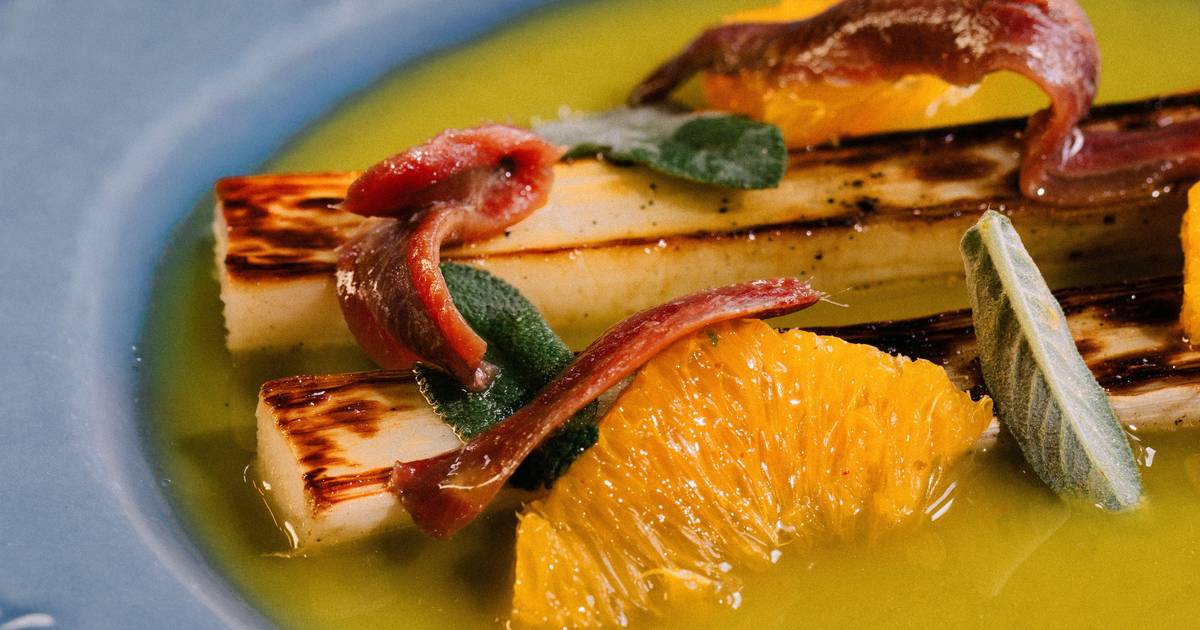 "Frango e café", "Preguinho de peixe e salpicão" ou "Ovos rotos" de javali convidam à partilha neste restaurante em Guimarães