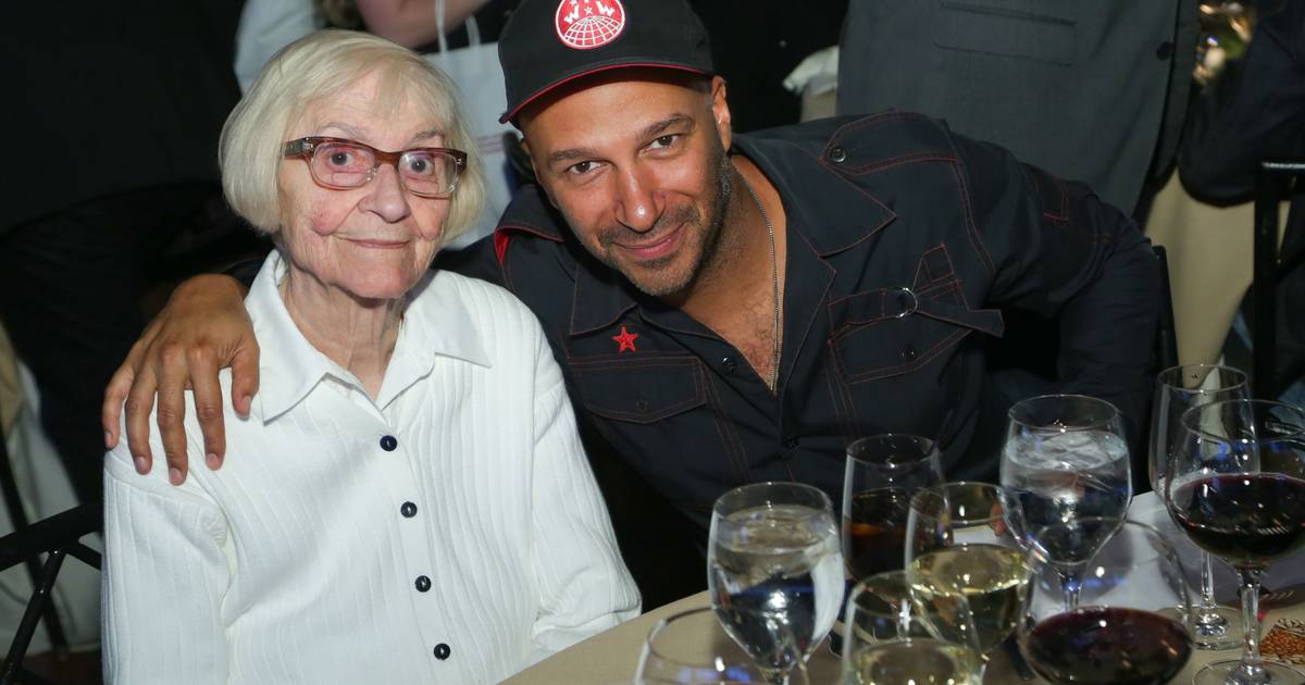 Morreu a mãe de Tom Morello, Mary, aos 102 anos