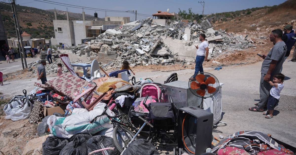 Grupo de 100 israelitas invade aldeia na Cisjordânia para vandalizar casas e carros de civis