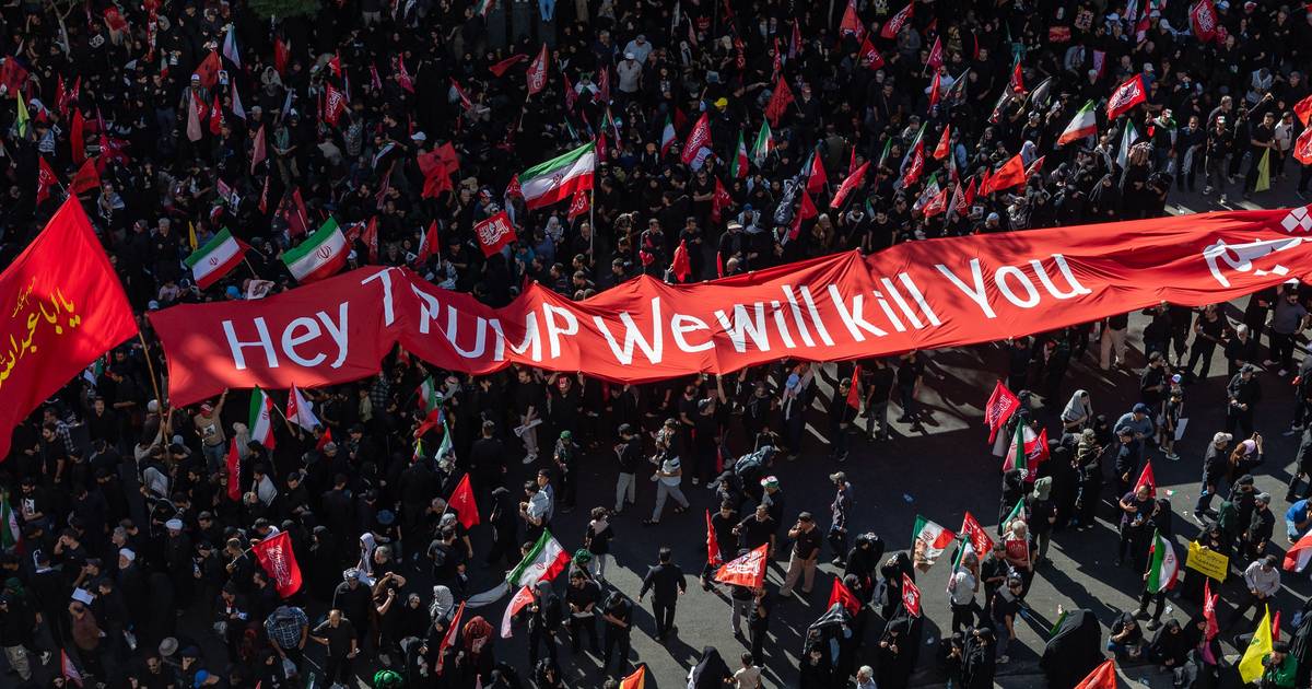 EUA bombardeiam Irão após Trump anunciar bloqueio e taxas no Estreito de Ormuz