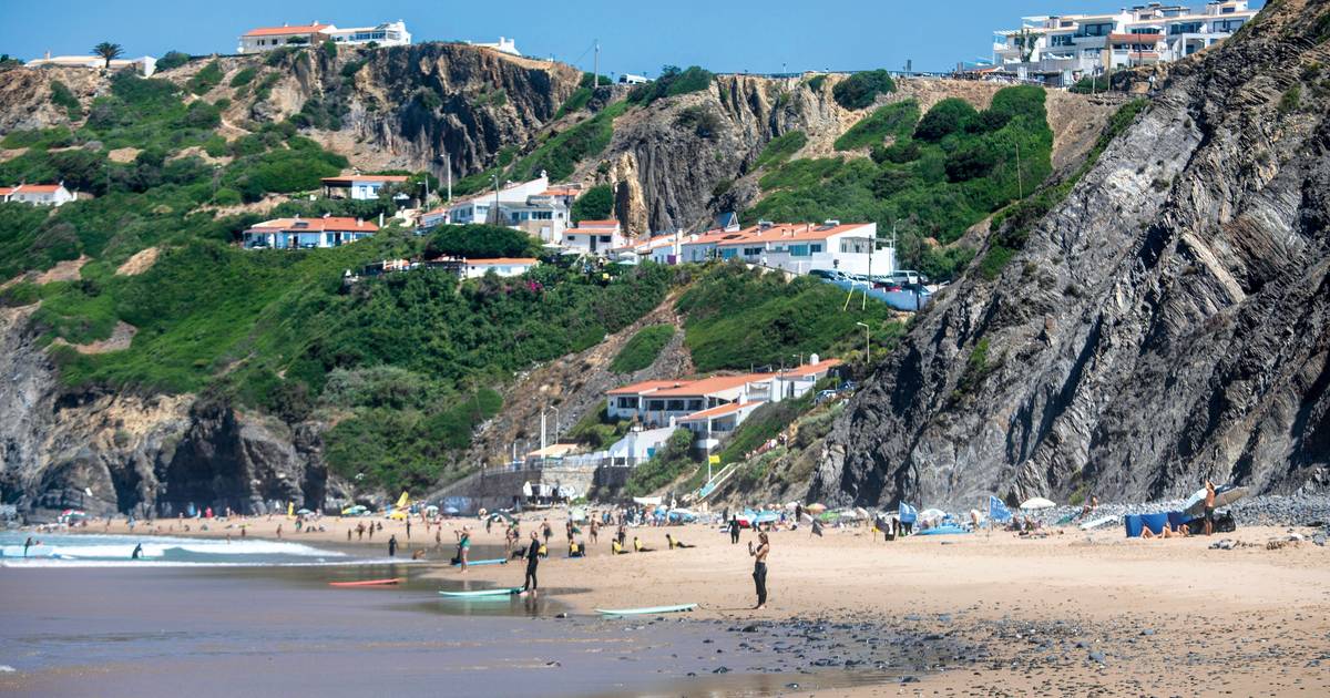 Praia da Arrifana: A batalha naval que antecipou o paraíso das ondas
