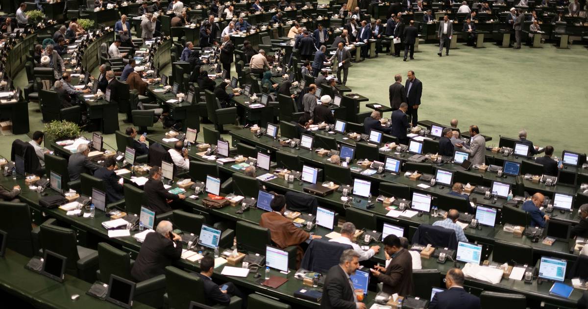Parlamento iraniano pede a Teerão que oficialize o fim do memorando com os EUA