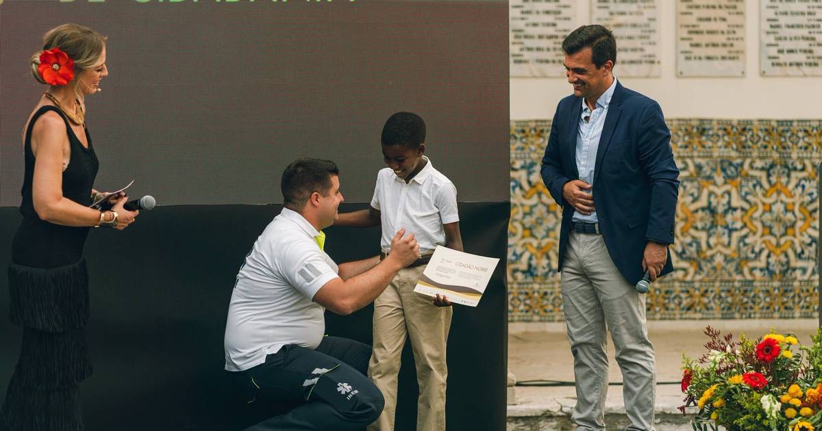 Menino de nove anos que salvou a mãe após ligar para o INEM recebe Prémio Cidadão Nobre