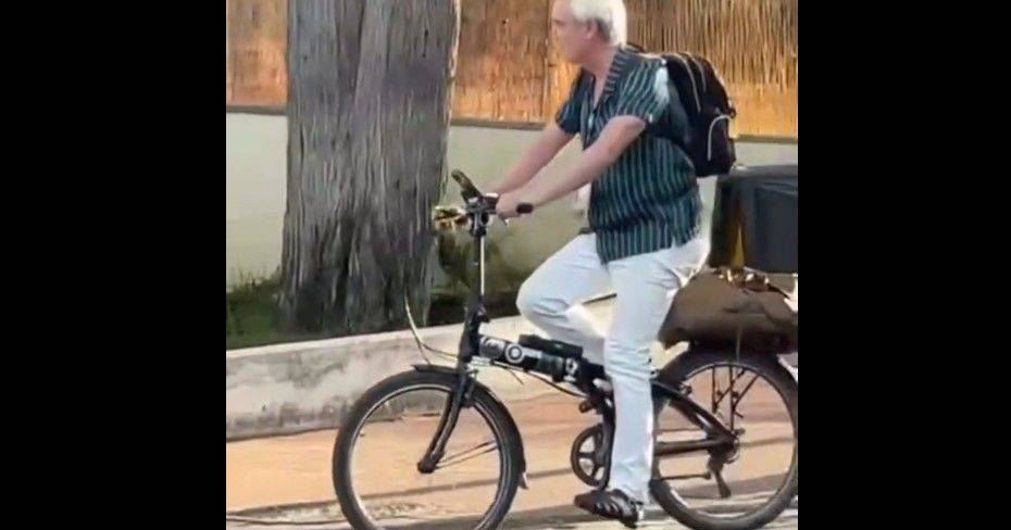 David Byrne chegou de bicicleta ao concerto em Cascais e passou despercebido: veja o vídeo