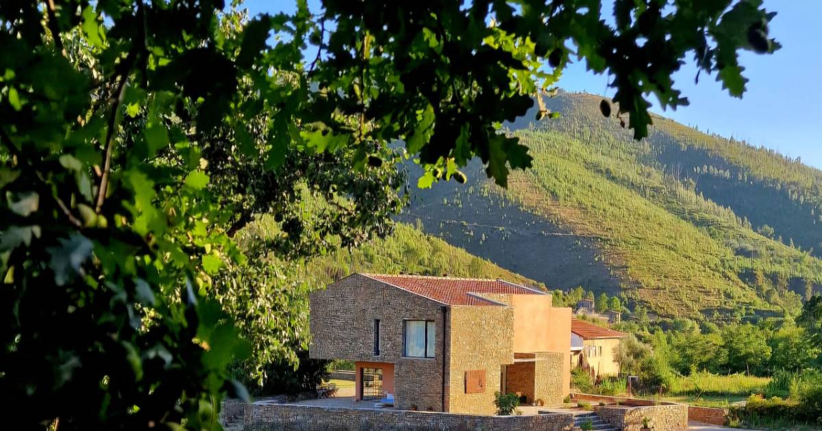 Entre as serras da Estrela e do Açor, o maior segredo deste alojamento rural é uma refrescante praia fluvial