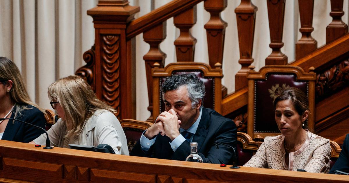 Professores de Física e Química contestam ministro e negam falta de classificadores para os exames