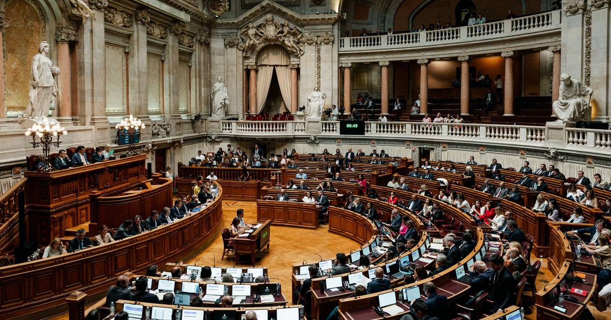 Direita aprova transposição do pacto europeu de migração e asilo, esquerda opõem-se: "Esta lei só tem um destino, a fiscalização pelo TC"