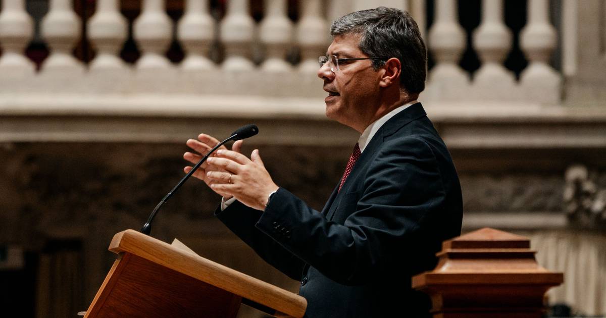 PS sugere demissão de Fernando Alexandre, ministro "muito confiante" que notas serão mesmo publicadas na sexta-feira à tarde