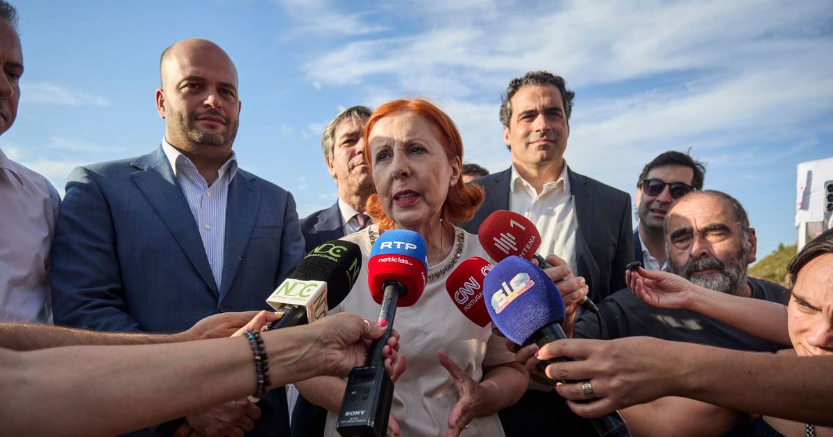 Acesso condicionado na praia da Galé-Fontainhas contraria "espírito de praia pública" e vai ser resolvido, garante ministra