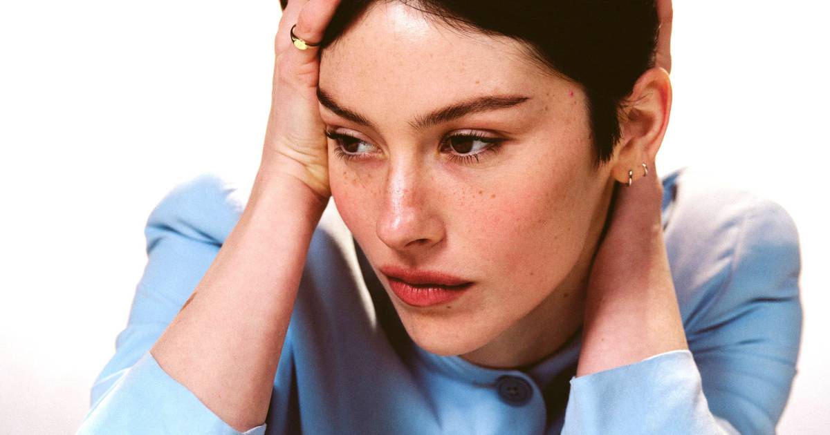 Entrevista a Gracie Abrams: "Não cresci com medo de dificuldades financeiras e isso é uma grande vantagem. Penso muito no privilégio"