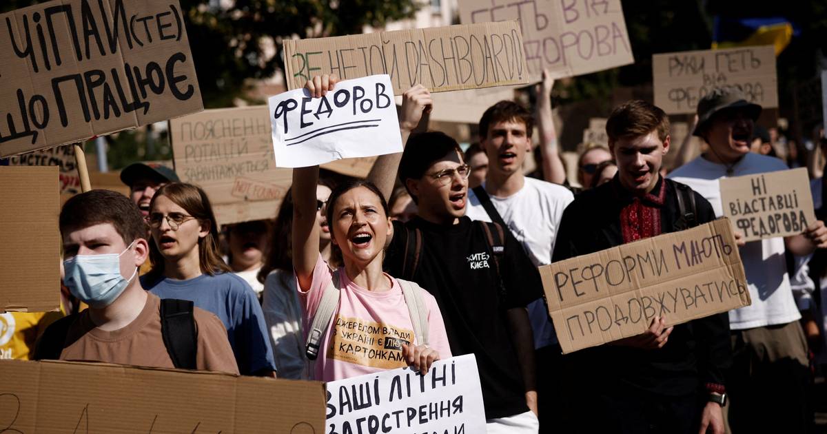 Milhares de ucranianos manifestam-se contra demissão de ministro da Defesa