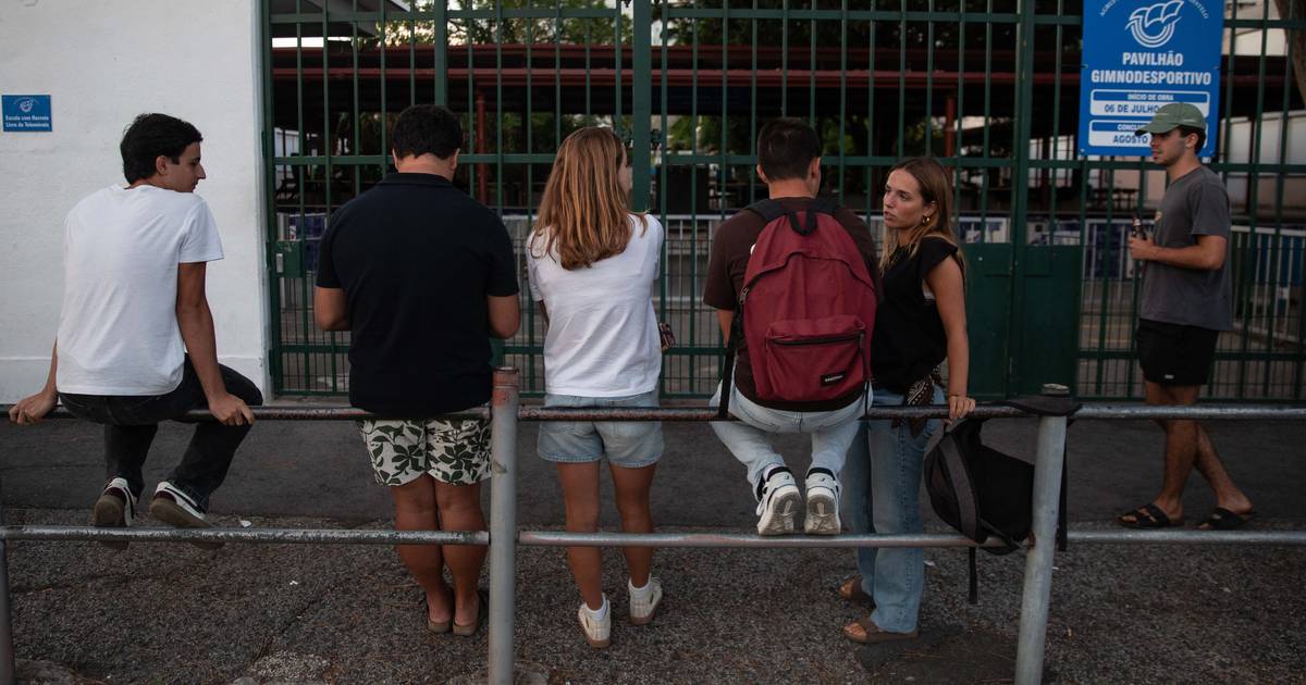 "É um escândalo": na Secundária do Restelo, alunos revoltados e ansiosos, ainda à espera das notas