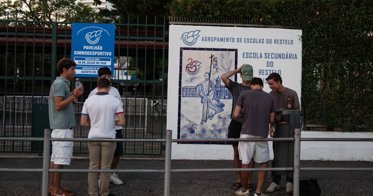 Escolas publicam listas, mas há alunos com nota suspensa: Ministério garante "soluções e orientações" este sábado