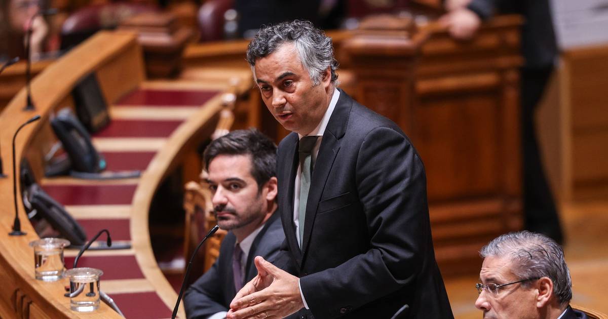 Exames nacionais: ministro anuncia que "mais de 50% das reapreciações" estão concluídas e "97% das provas da 2ª fase" classificadas