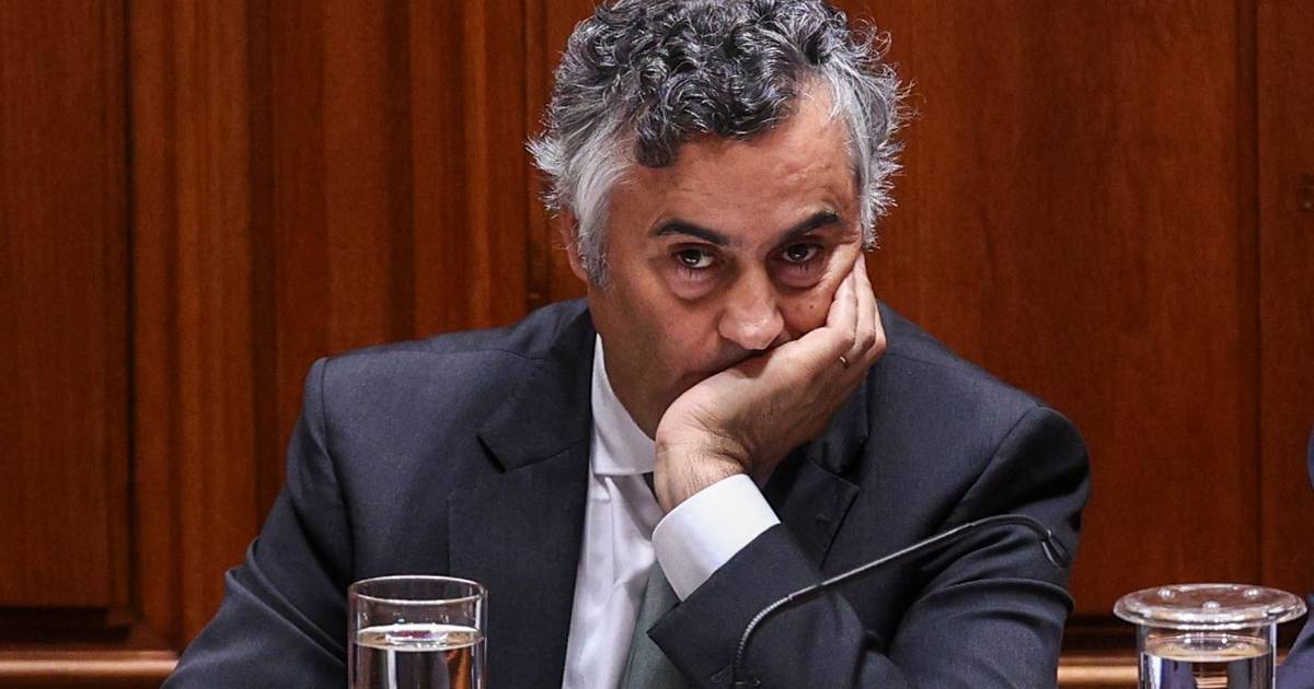 40 minutos em silêncio, um aperto de mão, uma garantia e várias perguntas por responder: a manhã de Fernando Alexandre debaixo de fogo