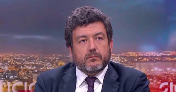 Pedro Delgado Alves: "A voragem de querer fazer números reformadores, sem medir as consequências, mostra que o ministro da Educação não parece ter razões para continuar"