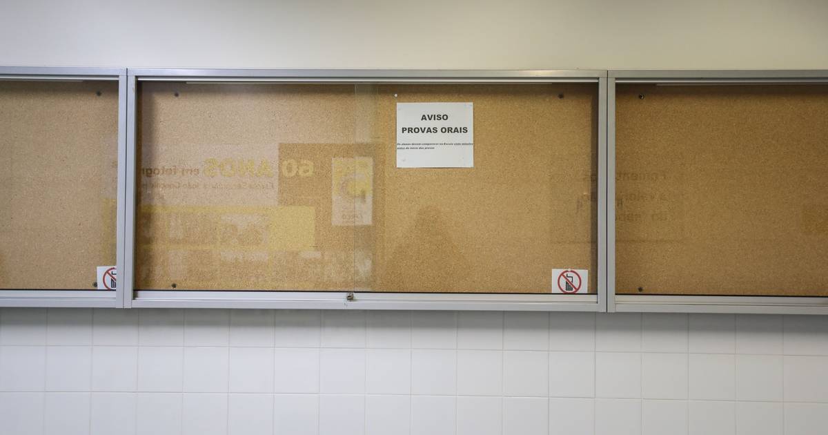 "As notas já saíram?" Na Escola Básica e Secundária João Gonçalves Zarco, os professores vão esperar até à meia-noite
