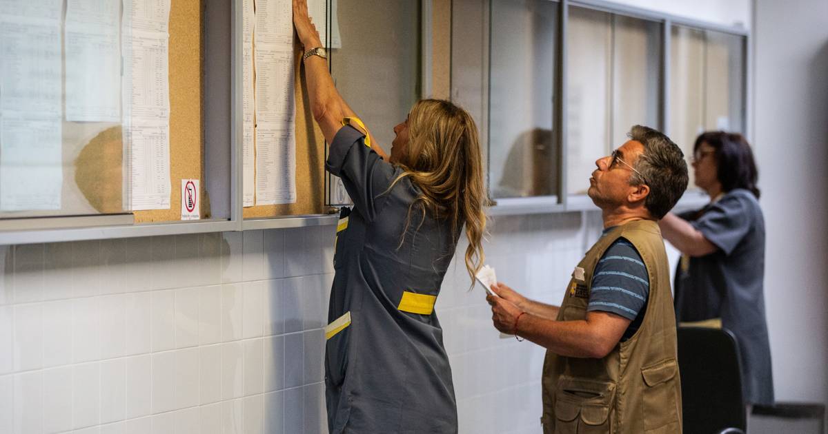 Várias escolas estão a receber atualização das notas dos exames. Ministério garantiu "soluções e orientações" hoje para notas suspensas