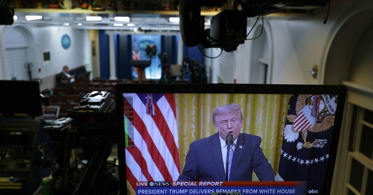 Trump fala de sistema eleitoral "catastrófico" e acusa China de interferir nas eleições de 2020