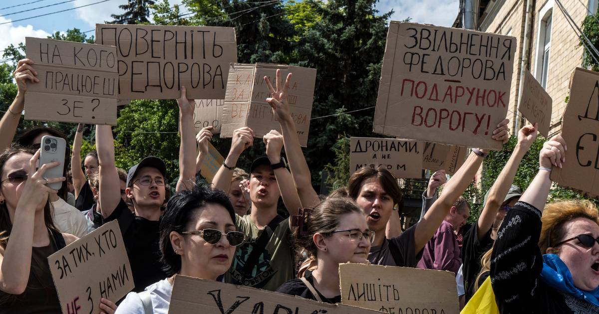 Ministro da Defesa destituído da Ucrânia ataca velha guarda militar