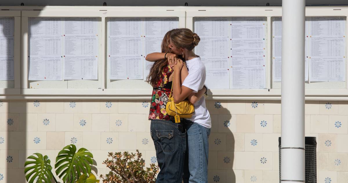 "Assim não dá para candidatar à faculdade": alunos com notas suspensas, muitas dúvidas sobre outras e um diretor com "vergonha do ministro"