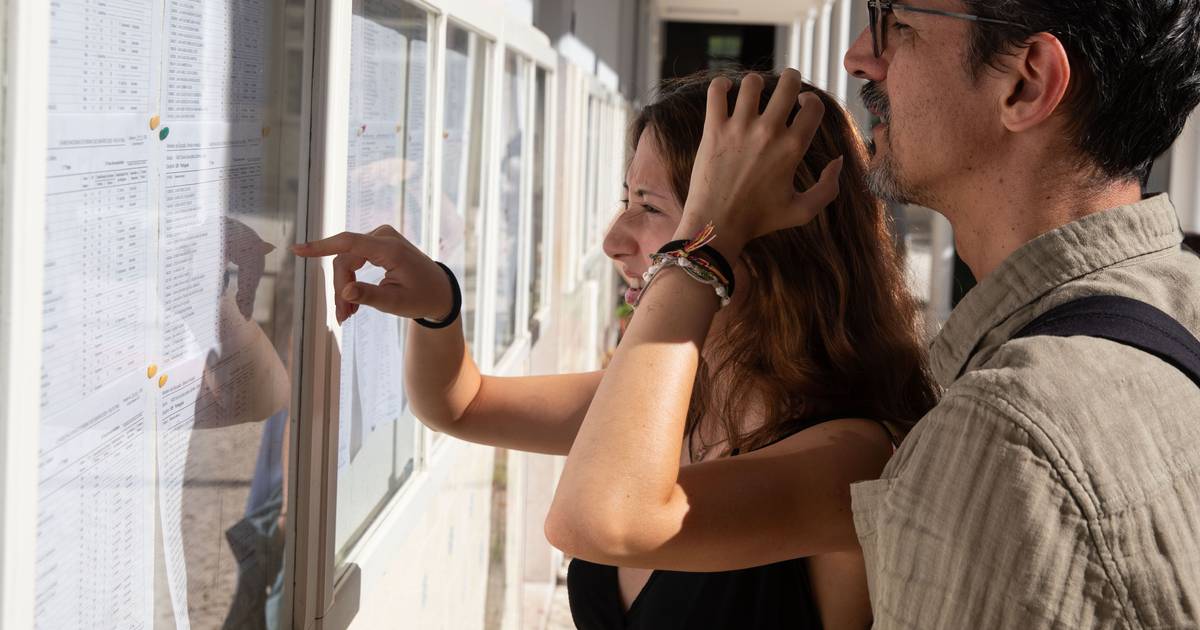 Associações de pais querem avançar com queixa à PGR por causa das "desigualdades" geradas com as classificação dos exames nacionais