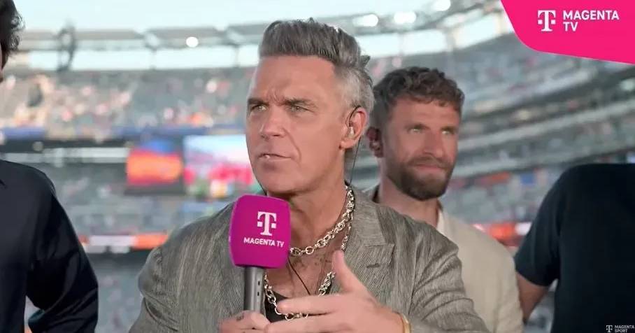 Robbie Williams cuspiu substância branca em entrevista em direto na final do Mundial: "Não há problema, consumi muitas mais"