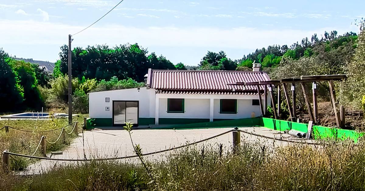 Estacionamento construído no monte de Luís Neves também é ilegal