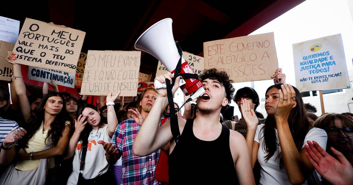 "Ministro chumbado": estudantes manifestam-se em Lisboa e exigem demissão de Fernando Alexandre