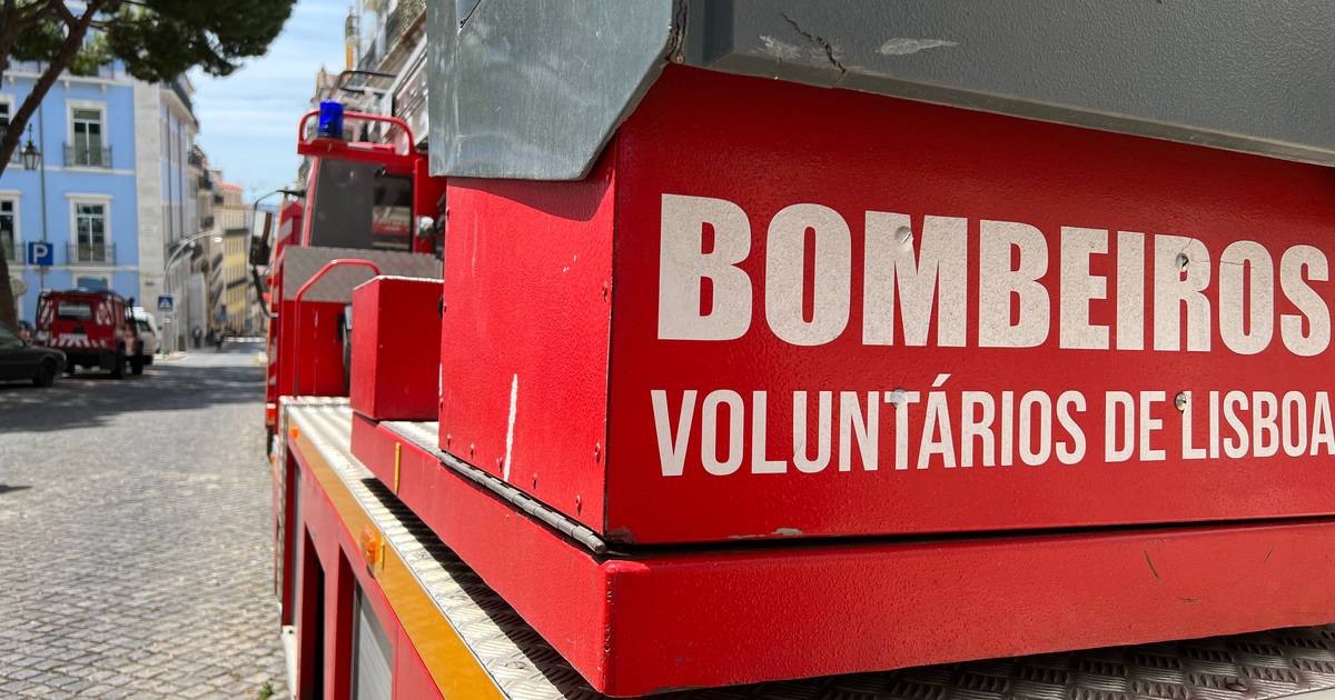Incêndio num prédio em Lisboa causa quatro feridos incluindo um bombeiro