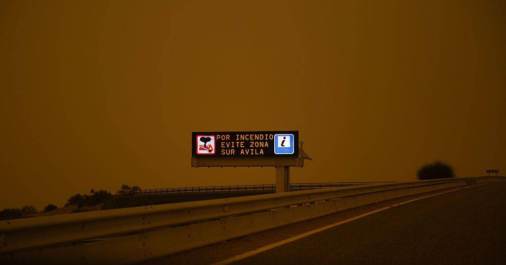 O "maior incêndio da história recente" de Espanha e o fogo que pode durar "meses" em França já deslocaram 325 mil pessoas