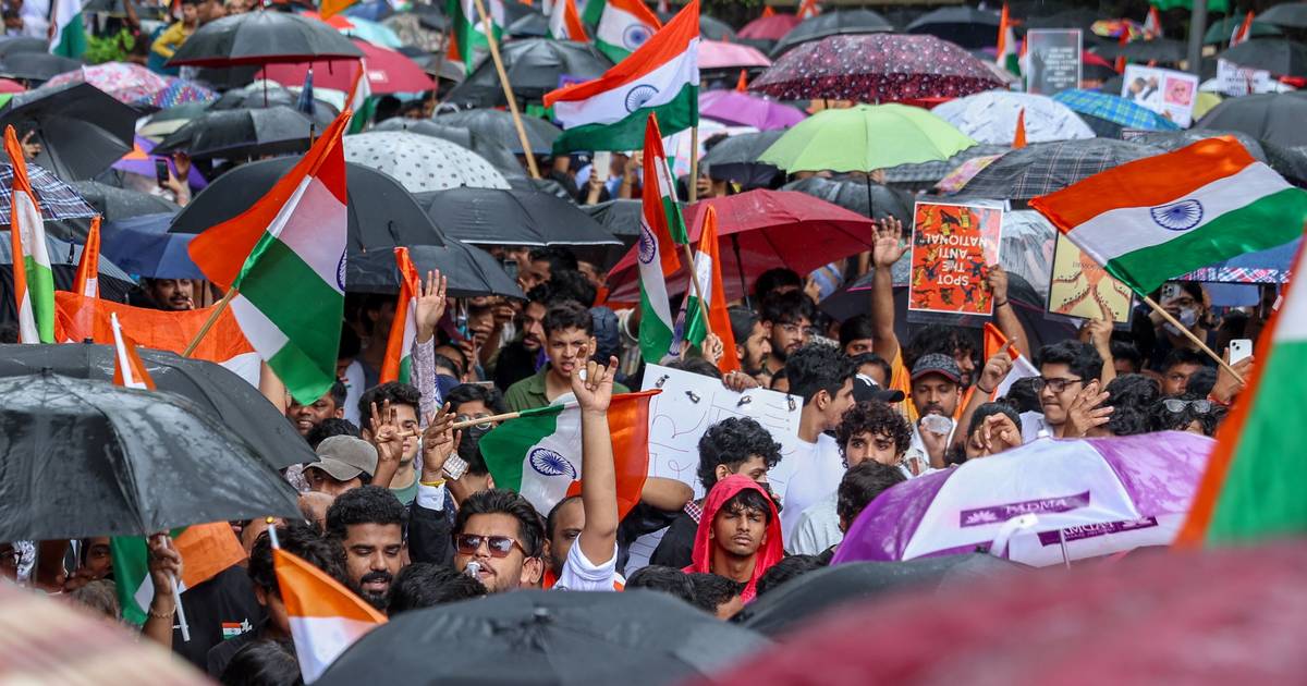 Demissão de ministro faz pausar protestos na Índia, mas movimento satírico alega que houve detenções de estudantes e manifestantes