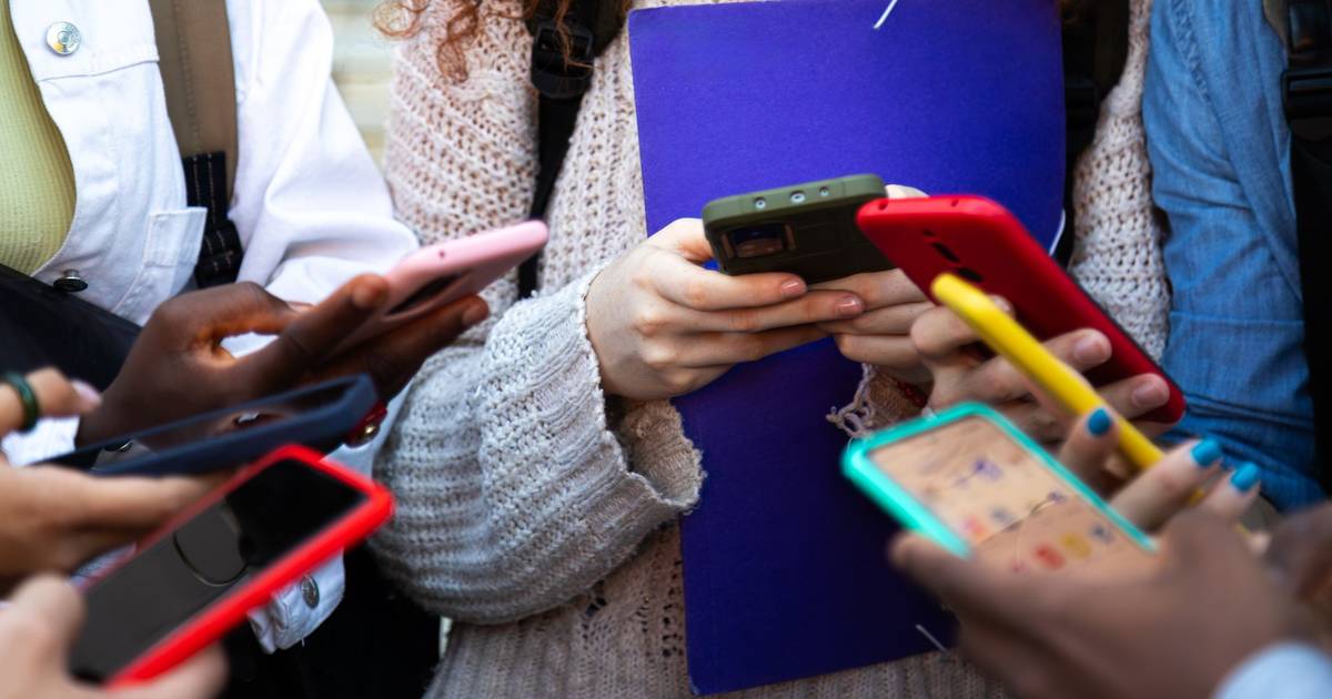 Redes sociais para menores: países endurecem regras. O que vai mudar em Portugal?