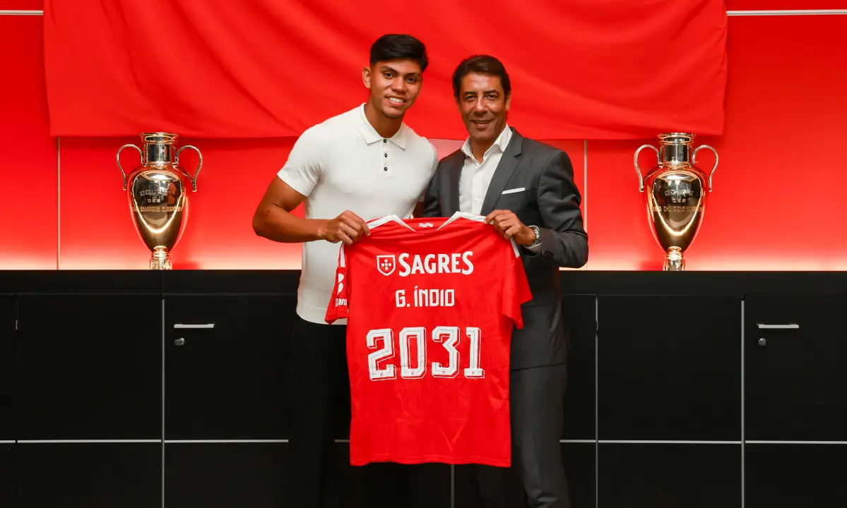 Gabriel Índio com o presidente do Benfica, Rui Costa