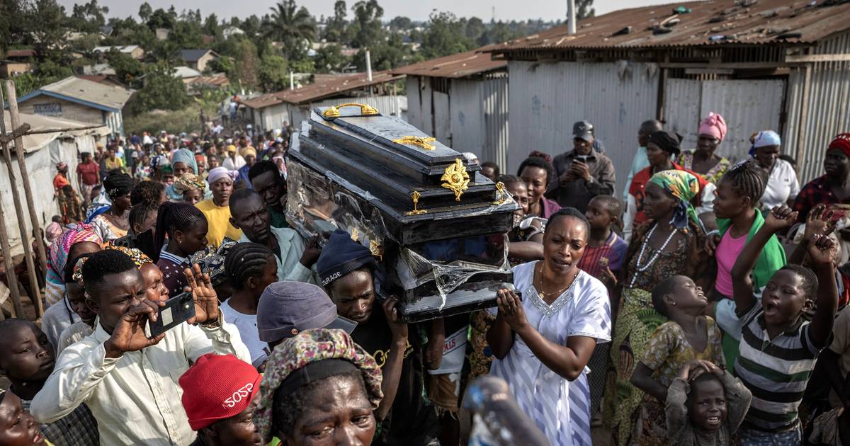 "Vamos todos morrer de ébola aqui": O vírus ronda os campos lotados no Congo