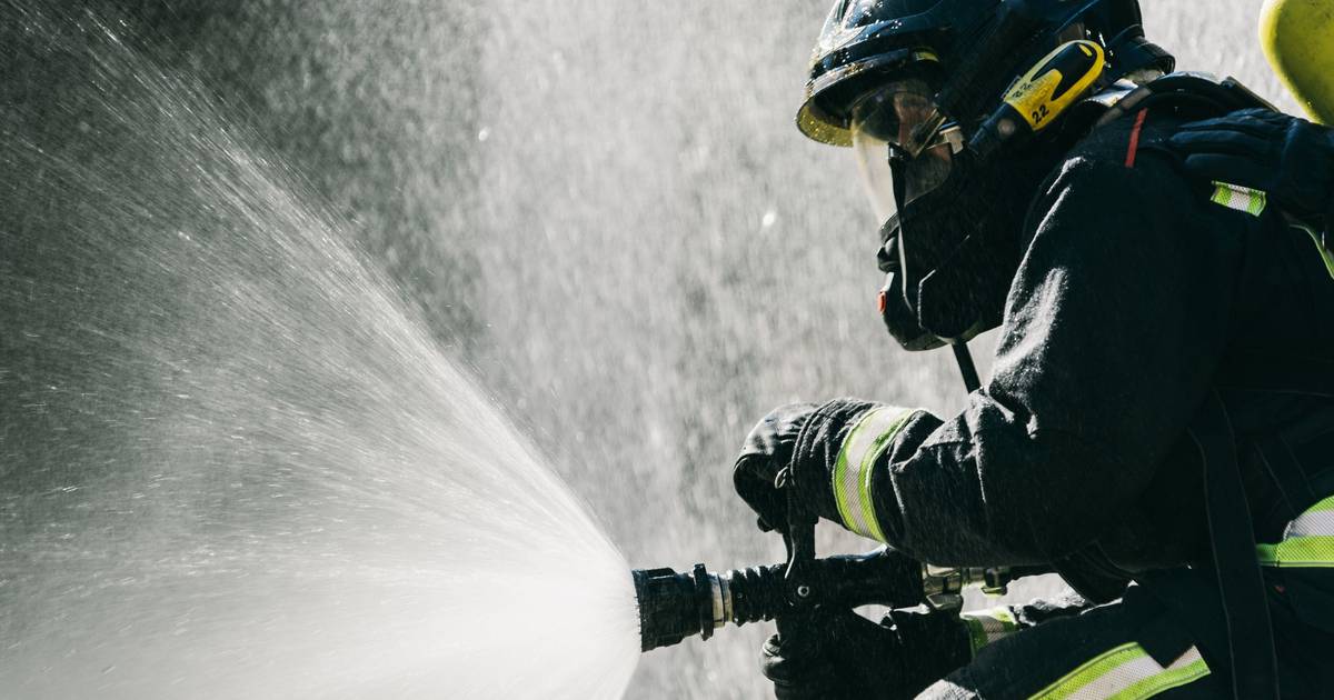 Incêndio em parque de estacionamento obriga à evacuação de 300 pessoas em Setúbal