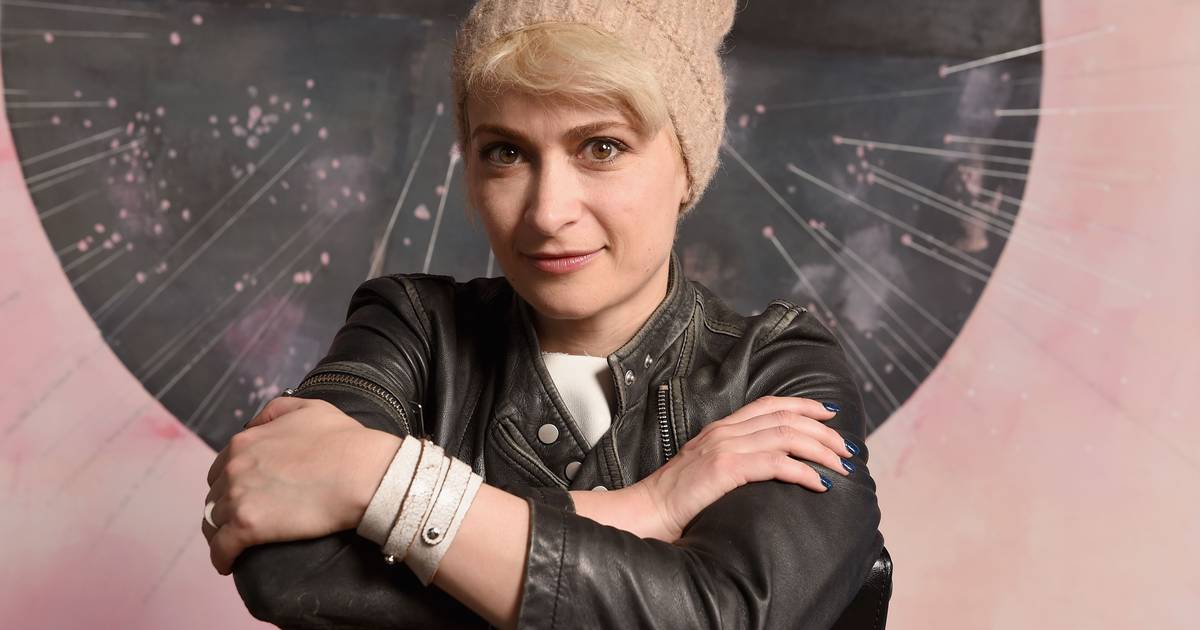 Morreu a mãe de Halyna Hutchins, diretora de fotografia morta durante as filmagens de "Rust"