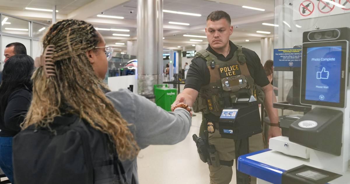 Sob pressão da Casa Branca, ICE varre aeroportos para deter pessoas que aguardam renovação de visto