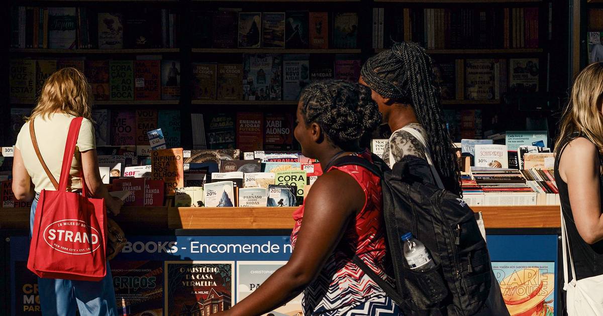 Menos leitores, mais livros vendidos. Como se explica o paradoxo português?